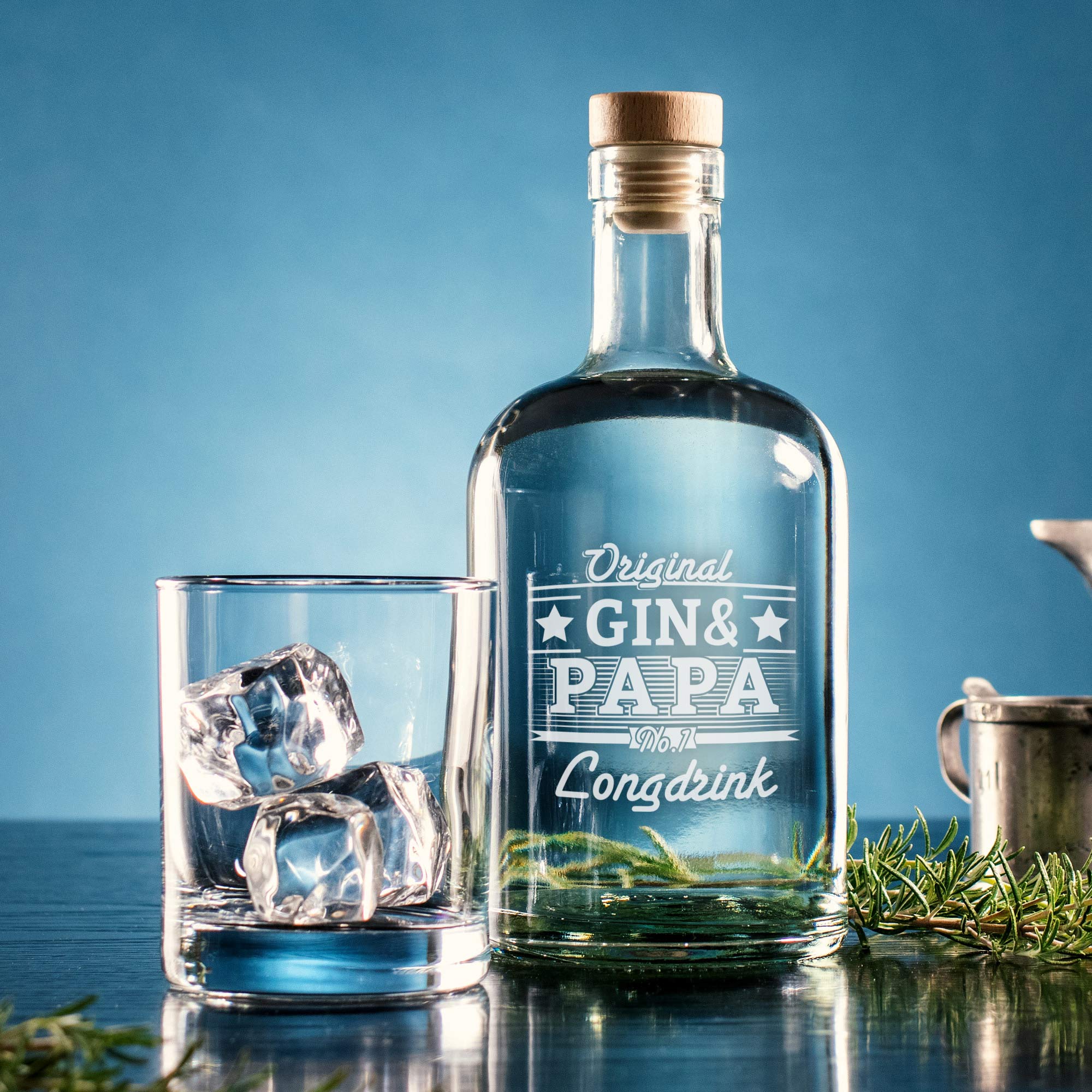 Deko Gin Flasche mit Gravur für Papa, gravierte Glaskaraffe mit Deckel als Vatertagsgeschenk, Glas Karaffe mit Ginmotiv, Glasflasche Füllmenge 700 m