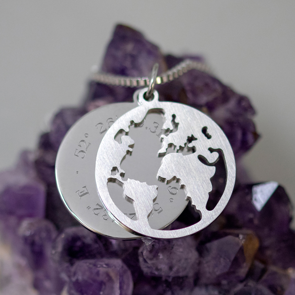 Halskette mit Gravur - Globus und Geokoordinaten - Silber - Personalisiert
