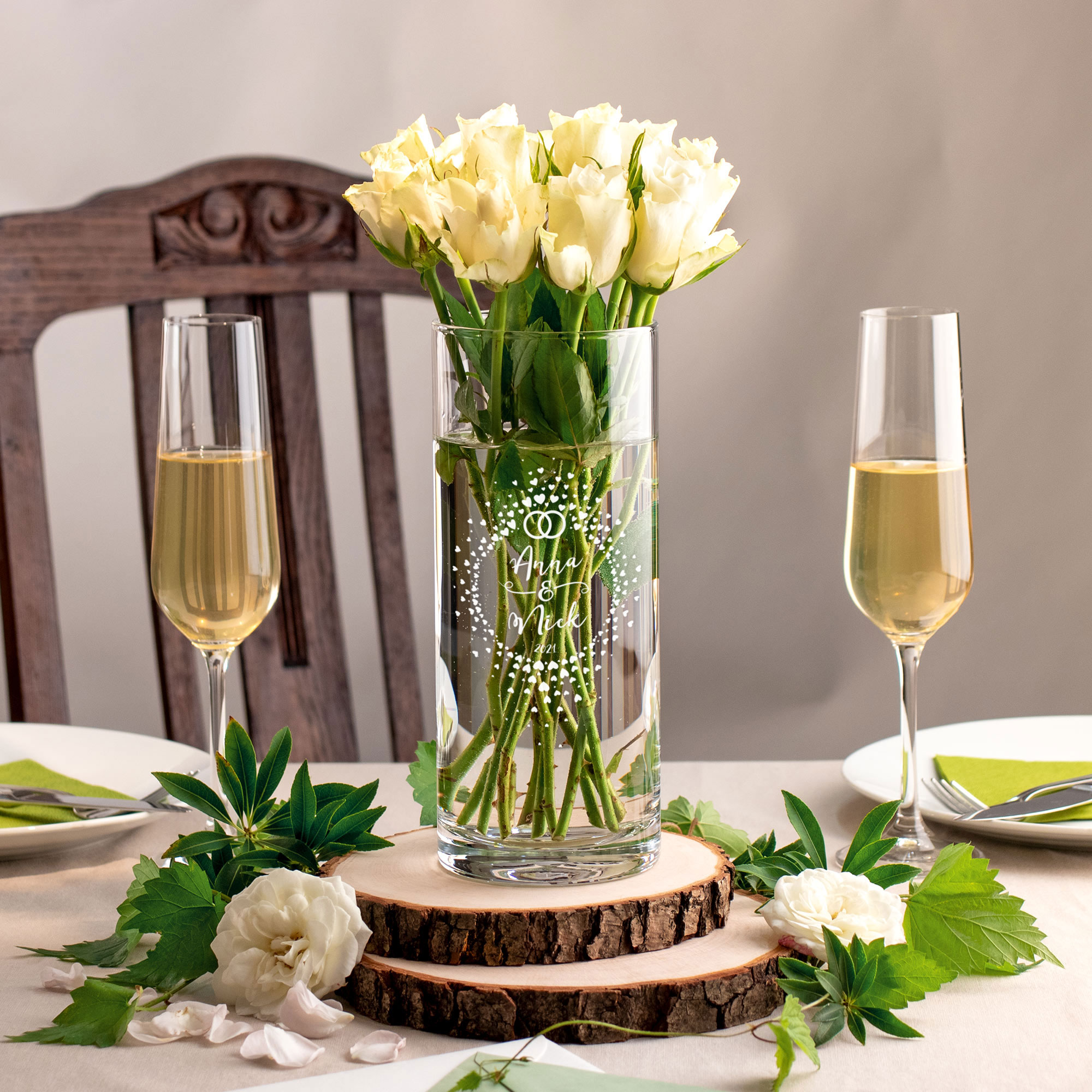 Runde Vase mit Gravur zur Hochzeit - Herzkreis mit Ringen