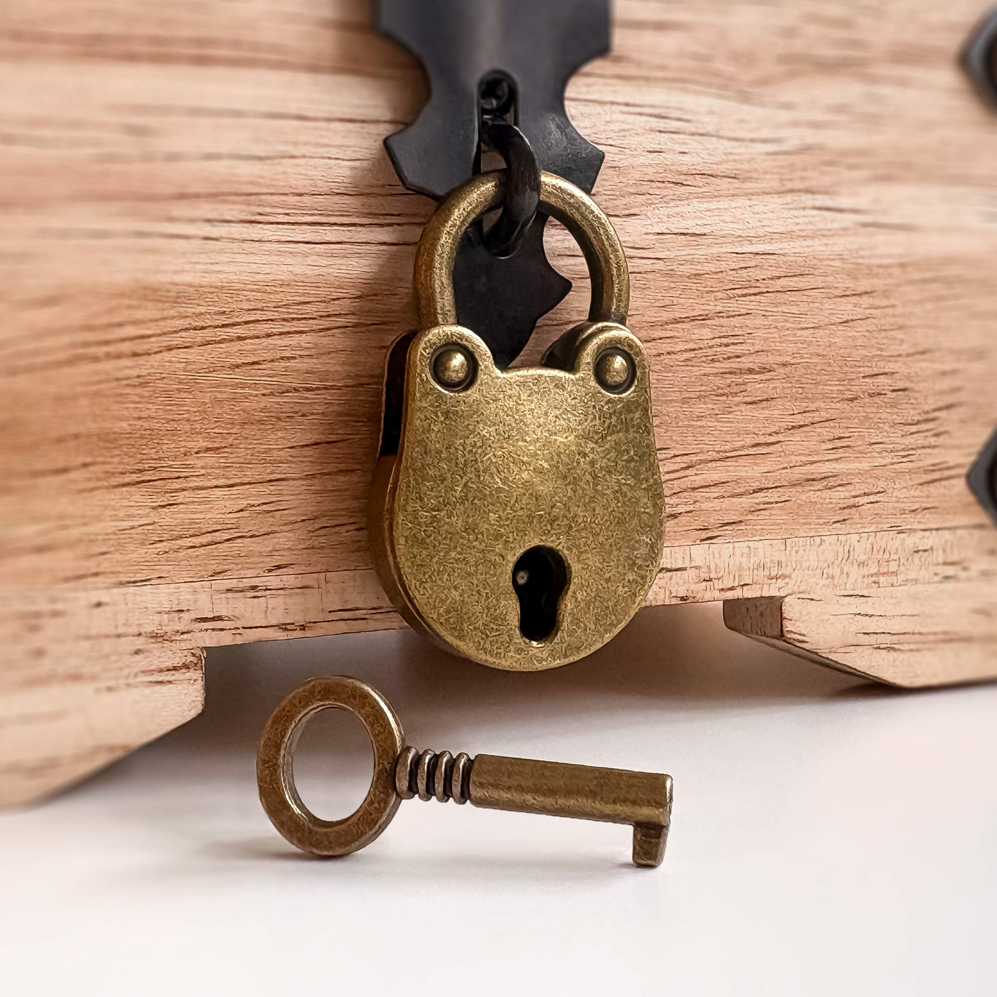 Antikes Mini Vorhängeschloss mit Schlüssel für Schatztruhen und Tagebücher