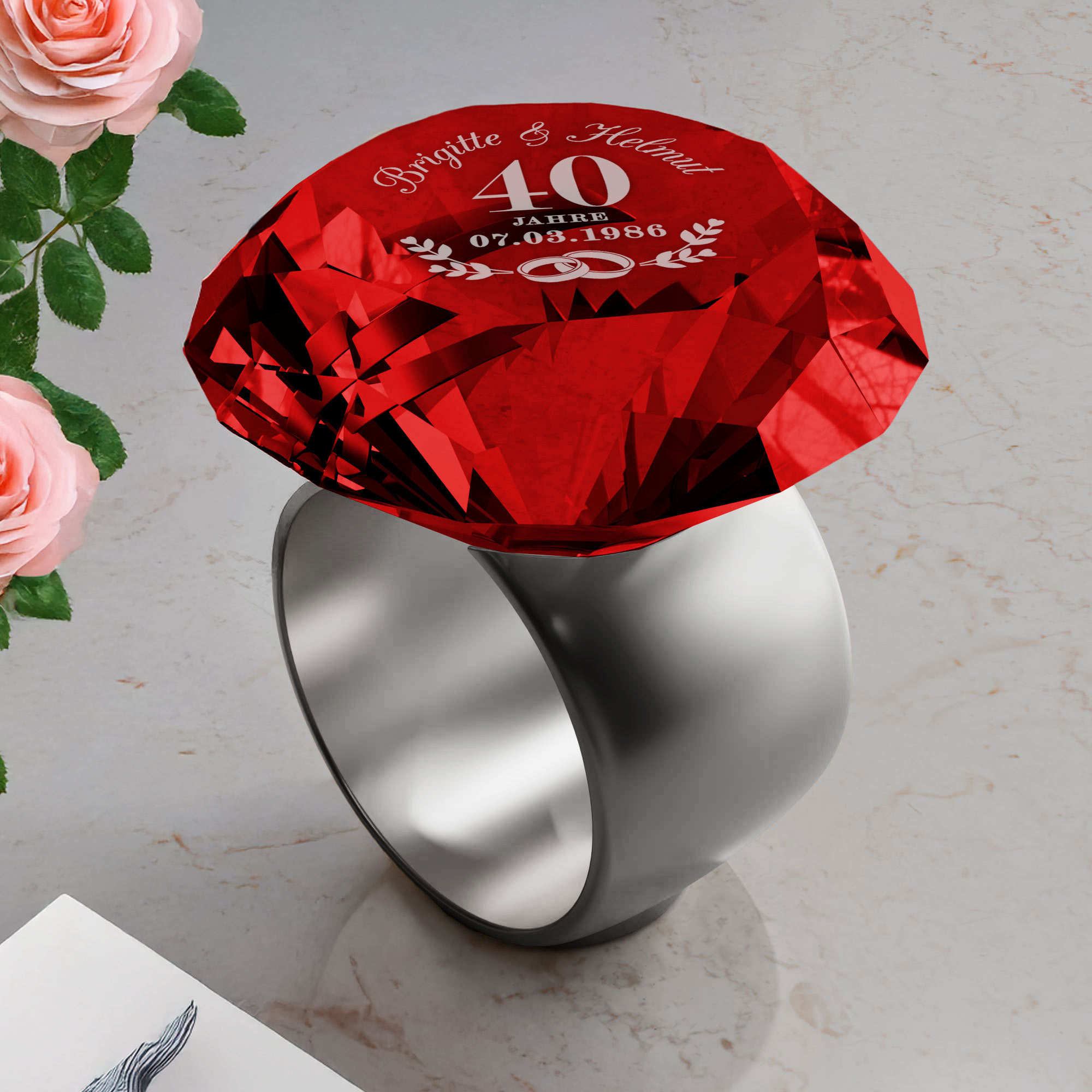 Diamant Kristall Rot mit Gravur zur Rubinhochzeit und Ring Displayständer Silber