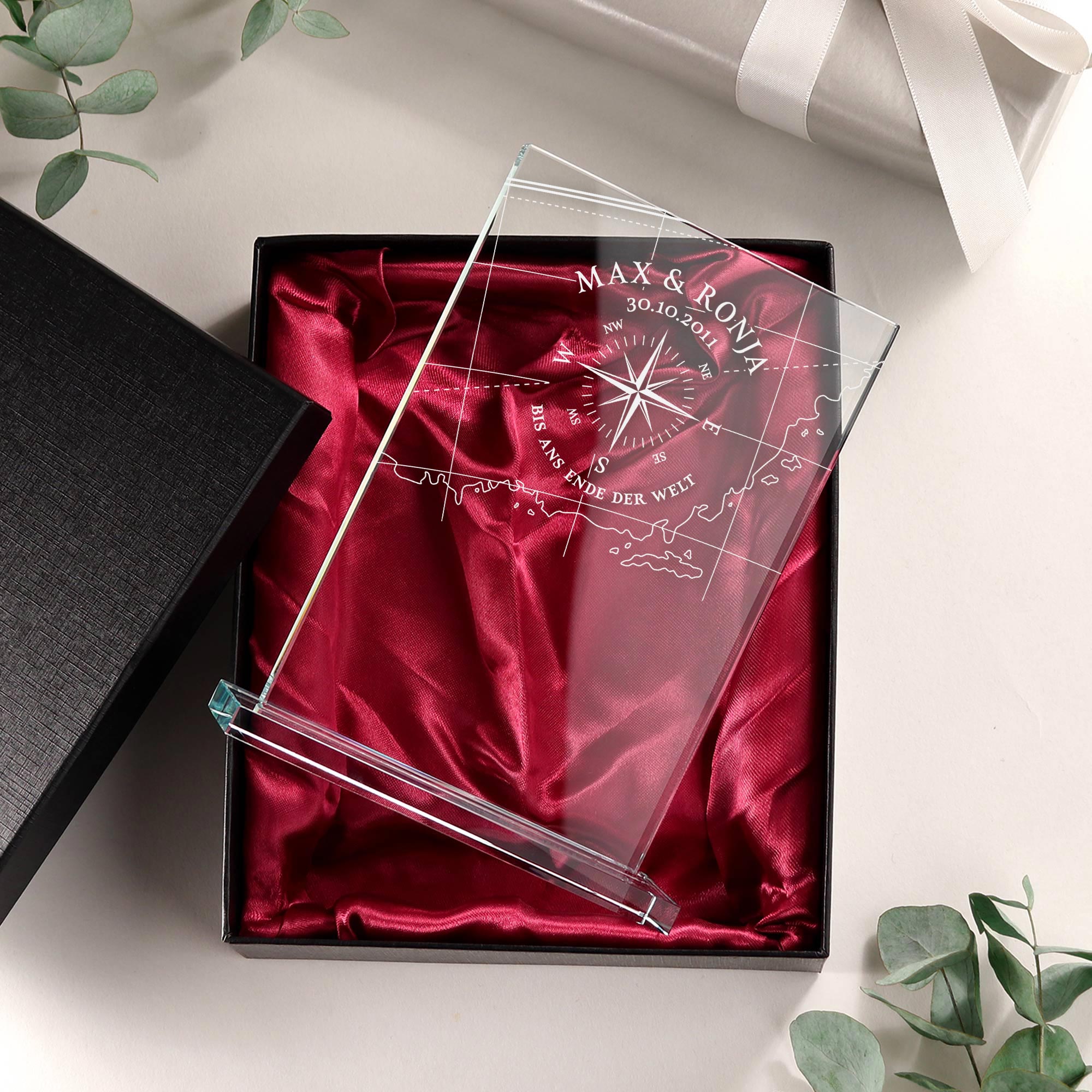 Personalisierter Glaspokal mit Namen und Datum, Glasdeko als Hochzeitsgeschenk für Pärchen, Pokal mit Liebeskompass Gravur als Geschenk fürs Brautp