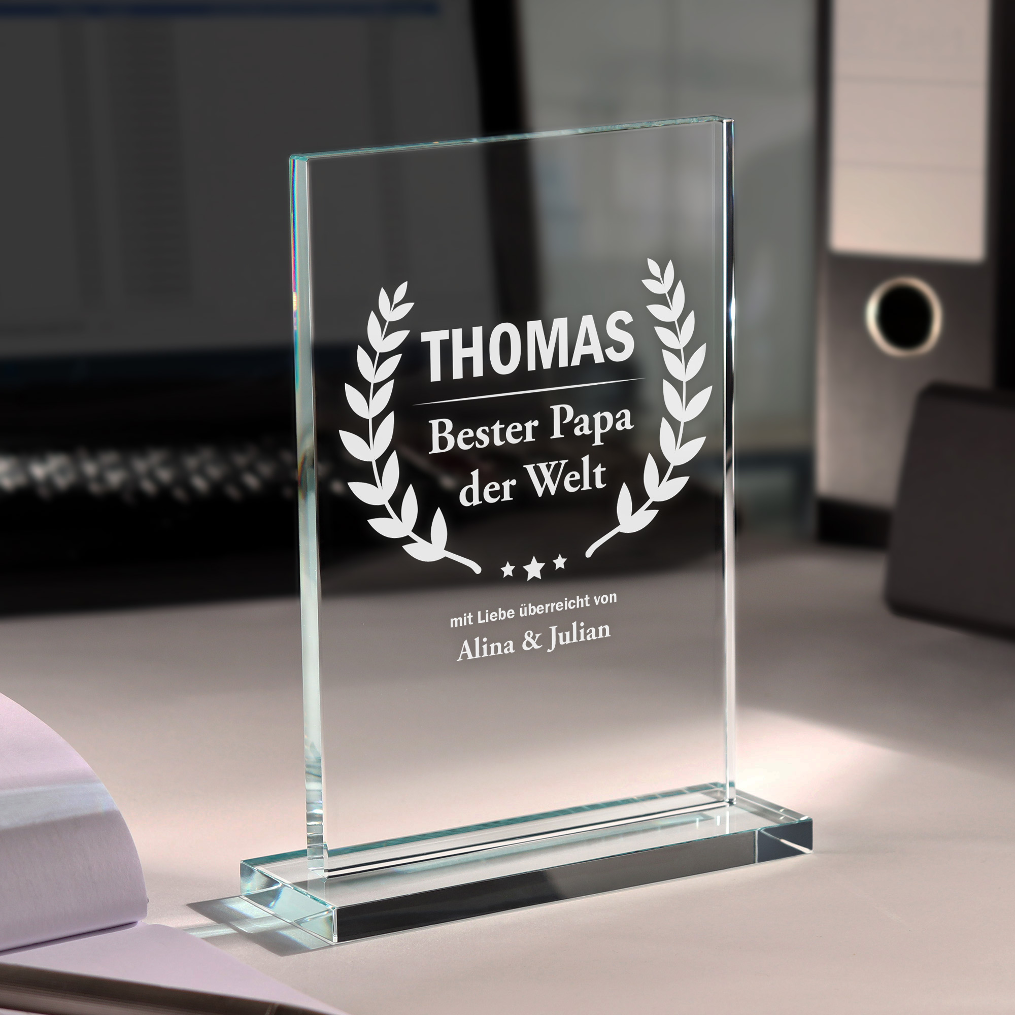 Auszeichnung für den Besten Papa - personalisierter Pokal aus Glas, Glastrophäe als Vatertagsgeschenk, Glaspokal mit Gravur für Vater, edle Glasdek
