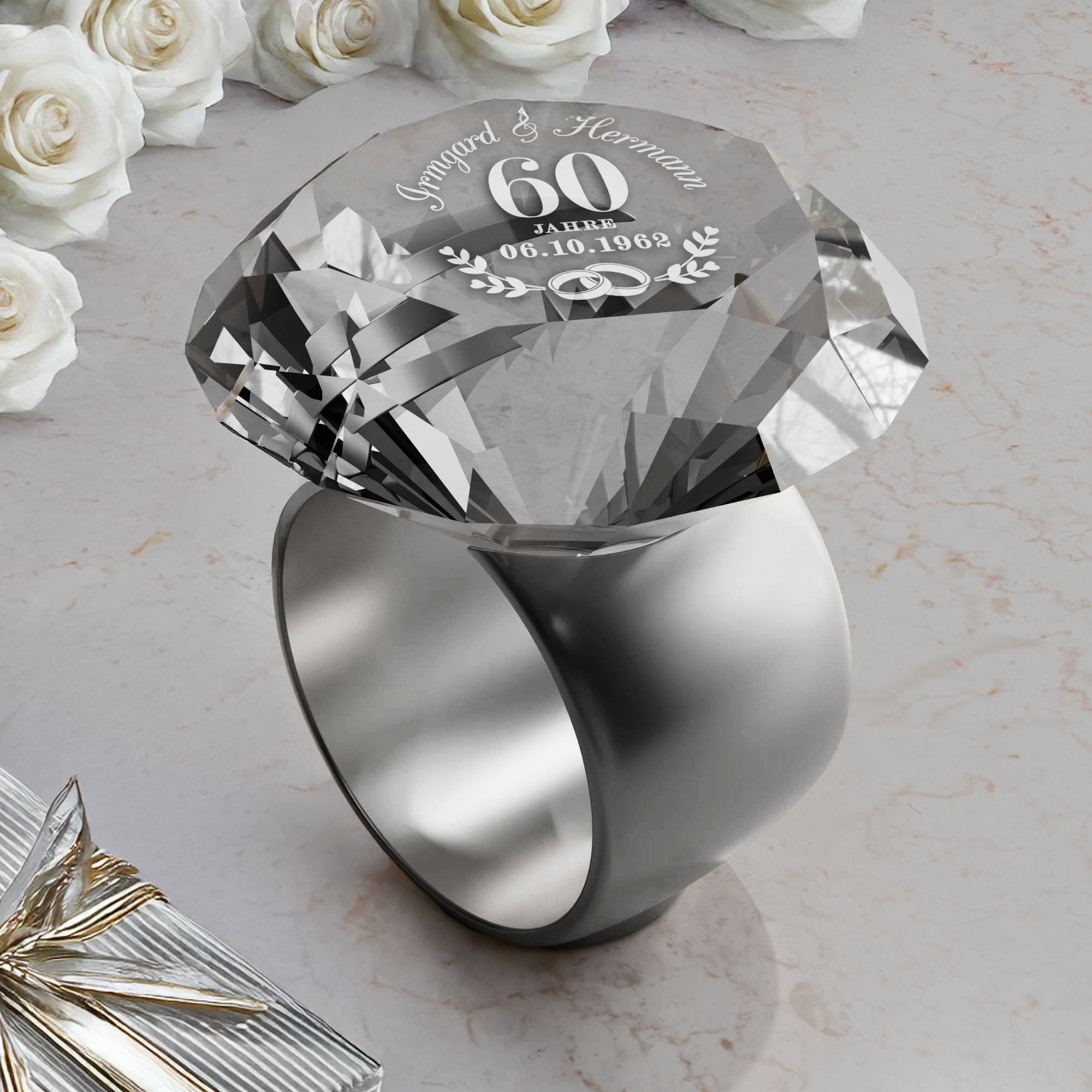Diamant Kristall mit Gravur zur Diamant Hochzeit und Ring Displayständer Silber