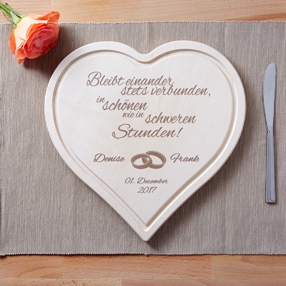 Graviertes Herzbrett zur Hochzeit mit Spruch und Namen